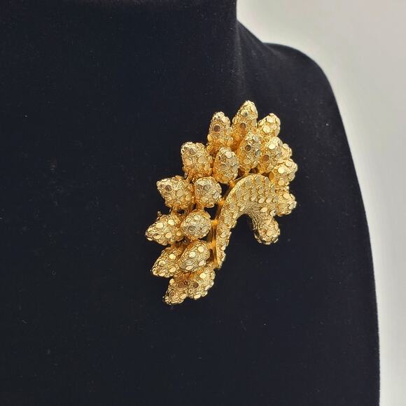 Coro Brushed Gold Brooch Crescent Textured Pin Dot Horseshoe MCM Vintage 1960s - Picture 7 of 8